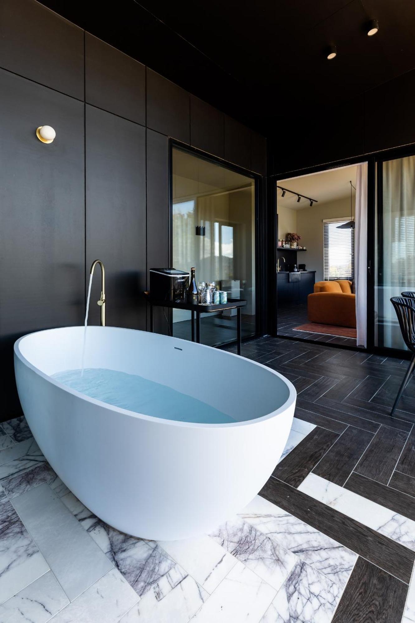 Carlton Wherewithal Luxury Suites מראה חיצוני תמונה